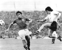 35-летний Бурньич (слева) против аргентинца Рене Хаусмана на ЧМ-1974
