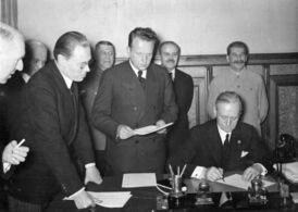А. Шкварцев в центре с бумагами во время подписания Договора о дружбе и границе между СССР и Германией 28 сентября 1939 года