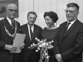 Burgemeester Kolfschoten, Louis Paul Boon, Hanny Michaelis en Jacques Presser (1967).jpg