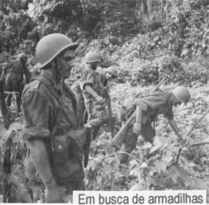 Португальские солдаты патрулируют труднопроходимые районы Мозамбика