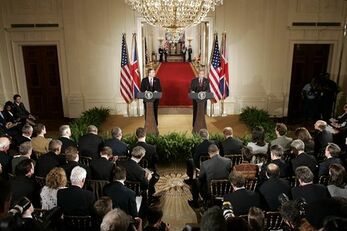 Совместная пресс-конференция президента США Джорджа Буша и премьер-министра Великобритании Тони Блэра в Белом доме (12 ноября 2004 г.)