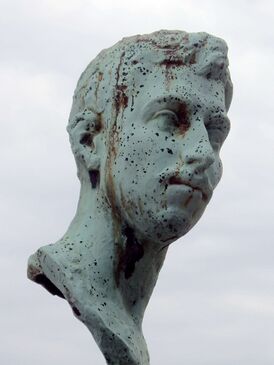 Автопортрет, установленный на могиле скульптора