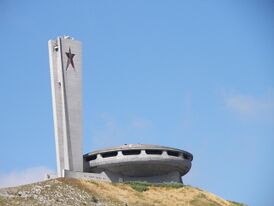 Разграбленный дом-памятник «Бузлуджа» на вершине