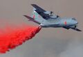 C-130, распыляющий тушильный агент над пожаром в Южной Калифорнии