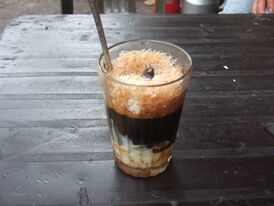 Вьетнамский ледяной кофе, поданный в Хошимине.