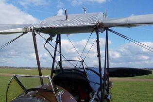 Расчалки центроплана верхнего крыла на биплане De Havilland Tiger Moth