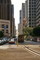 Канатный трамвай Сан-Франциско проходит по улице Калифорния в финансовом районе города.