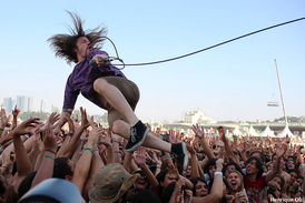 Прыжок со сцены во время Lollapalooza 2009