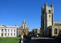 Церковь Святой Марии Великой отмечает центр Кембриджа, а Сенатский дом слева — центр университета. Колледж Гонвилл-энд-Киз находится на заднем плане.