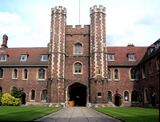 Башни, фланкирующие портал в Куинз-колледж, Кембридж. XV в.