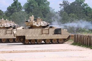 БМП M2A3 «Брэдли» проводит артиллерийскую подготовку в Форт-Беннинг.