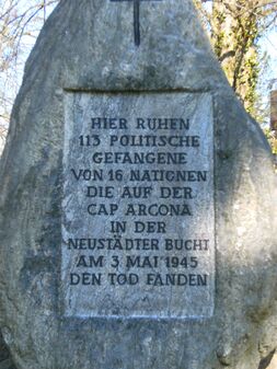 Монумент в память о 113 жертвах на кладбище Ниндорфа в Тиммендорфер-Штранде.