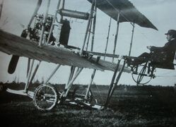 Джованни Капрони на борту собранного им биплана Caproni Ca.5, 1911 год.