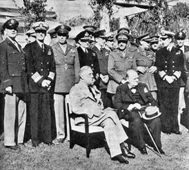 Ф. Д. Рузвельт и У. Черчилль на Касабланкской конференции в окружении членов Объединённого комитета начальников штабов