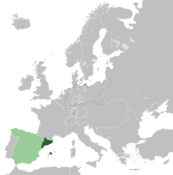 Каталония (выделена тёмно-зелёным цветом) на карте Европы (выделена серым цветом) и Испании (выделена светло-зелёным цветом).