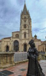Catedral de Oviedo y escultura de La Regenta.jpg