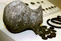 Клад монет, найденный в Нюйди Ахсуйского района. Музей истории Азербайджана.