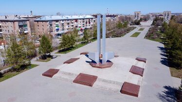 Памятник первостроителям