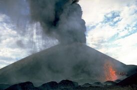 Извержение вулкана в 1968 г. Снимок Смитсоновского института.