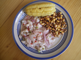 Перуанское севиче, поданное с отварной и печёной кукурузой