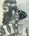 Ассирийский профиль — с густой кудрявой чёрной бородой и крупными миндалевидными карими глазами