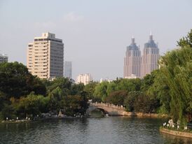 Вид на озеро в парке Чанфэн