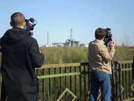Украинские тележурналисты за опасной работой возле ЧАЭС