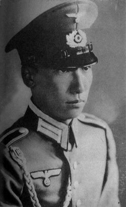 Цзян Вэйго в униформе фанен-юнкера (кандидата в офицеры) вермахта