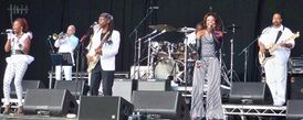 Группа Chic выступает на GuilFest, 2012 г. (слева направо: Кимберли Дэвис, Найл Роджерс, Фолами, Джерри Барнс)