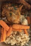 Блюдо из цыплёнка с гарниром из риса и моркови