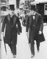 Английские парадные костюмы: Дэвид Ллойд Джордж (слева) и Уинстон Черчилль в сюртуках и цилиндрах, 1907 г.