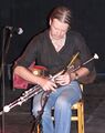 Чиллиан Валлели[en] играет на ирландской волынке