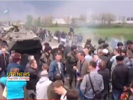 Население блокирует украинских военных в окрестностях Славянска.