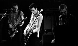 The Clash на концерте в Осло 21 мая 1980 года. Слева направо:Джо Страммер, Мик Джонс и Пол Симонон