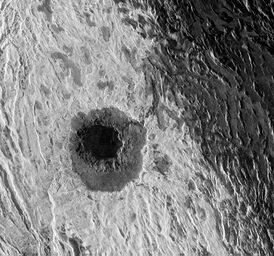 Радарный снимок, сделанный аппаратом «Магеллан». Справа вверху виден выходящий из кратера канал (долина Анукет). Потоки лавы, когда-то стекавшей по нему, выходят за края изображения