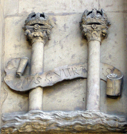 Эмблема императора Карла V на здании муниципалитета Севильи.