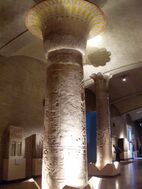 Колонны в форме связок папируса (дворец Мернептаха в Мемфисе)