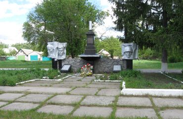 Братская могила советским воинам (>250 солдат)[20]