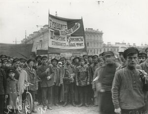Коммунисты перед отправкой на Польский фронт. 1920 год.