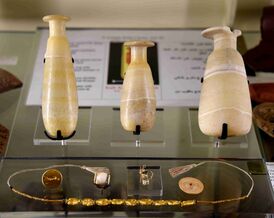 Алебастровые сосуды из гробницы № 99 (Кафр Аммар). I век н. э. Музей Питри, Лондон.
