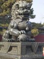 Медный лев-страж у входа в Павильон Доброжелательности и Долголетия, Летний дворец (Пекин)