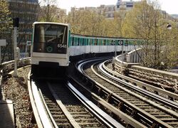 Rame MP 73 entrant en station et se dirigeant vers Nation.