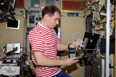 Космонавт Сергей Волков с прибором для электрогастроэнтерографии «Спланхограф» на борту Международной космической станции.