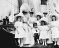 Дети и жена Николая II и его родственницы (кузина, британская принцесса Виктория; сестра, княгиня Ольга Александровна) на палубе яхты «Штандарт», Ревель, 1908 г.