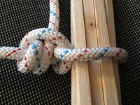 Jamming knot[en], Jamming knot, Adjustable jam hitch, Jam hitch. Крепёжный узел, который обратный MIDSHIPMAN'S HITCH. Хлопковые брокеры использовали его для переноски своих образцов в больших рулонах бумаги[1]. [abok 210]