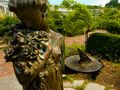 Скульптура в саду Cranford Rose Garden