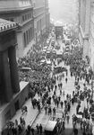 Историческое фото: Толпы людей собираются у здания биржи сразу же после биржевого краха 1929 года