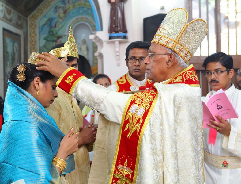 Файл:Crowning in Syro-Malabar Nasrani Wedding by Mar Gregory Karotemprel.jpg