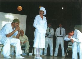 Эльвира Юнусова (в центре) в роли старшей сестры в спектакле «Пролетая над гнездом кукушки» Башкирского академического театра драмы.