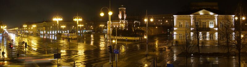 Площадь В. Беганьского ночью, фото перед ремонтом 2011 г. Справа — Поповка, в центре — Ратуша, слева — аллея Пресвятой Девы Марии, уходящая на восток
